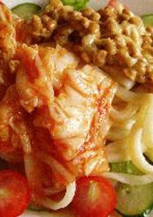 【納豆・キムチ・サラダ風ぅ～手打ちうどん】-レシピのメイン写真