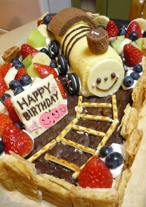汽車の乗ったおっきなデコレーションケーキ-レシピのメイン写真