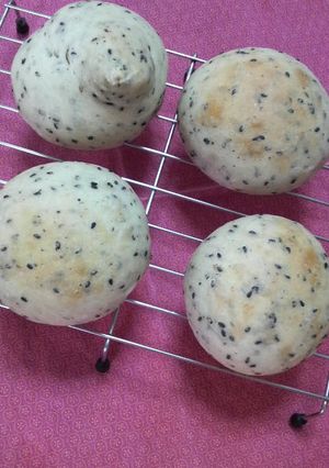 ふわふわ☆黒ごまの丸パン-レシピのメイン写真