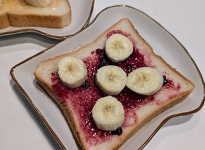 お好きなジャムとバナナでオープンサンド✨-レシピのメイン写真