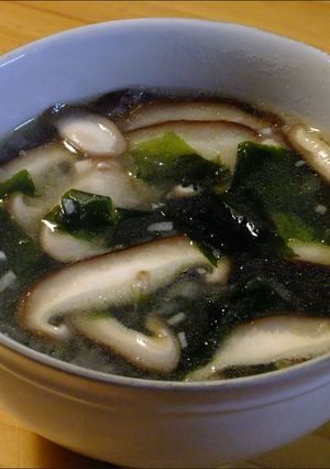 一手間で本格的！椎茸とワカメの中華スープ-レシピのメイン写真