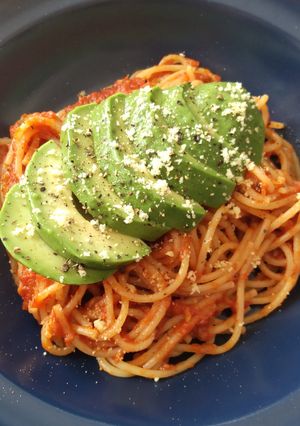 アボカドトッピング♪トマトソースパスタ-レシピのメイン写真