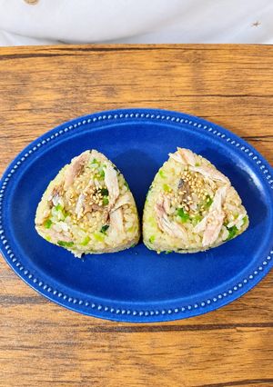おにぎり☆焼き秋刀魚&青しその実＆白ごま♪-レシピのメイン写真