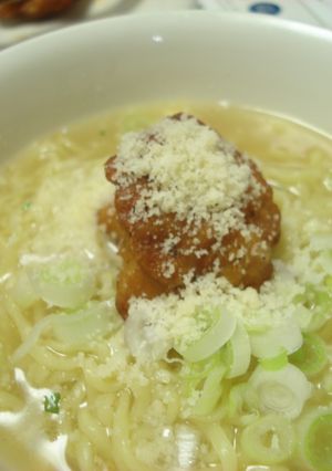 鶏の唐揚げにチーズたっぷり塩ラーメン-レシピのメイン写真