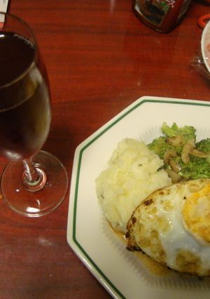 目玉焼きチーズinハンバーグ(^q^)-レシピのメイン写真