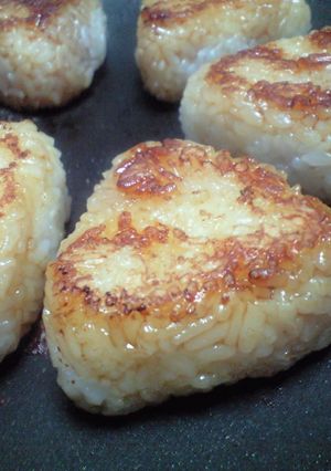 調味料はあえて醤油だけで【焼きおにぎり】-レシピのメイン写真