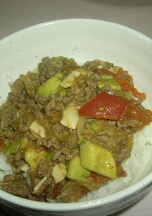 アボカドとひき肉のトマト丼-レシピのメイン写真