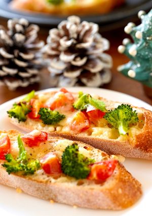 Xmasにトマト・ブロッコリートースト-レシピのメイン写真