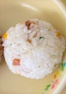【幼児食】ハムコーンバターおにぎり-レシピのメイン写真