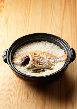 まるごと一匹。土鍋で炊く贅沢鯛めし-レシピのメイン写真