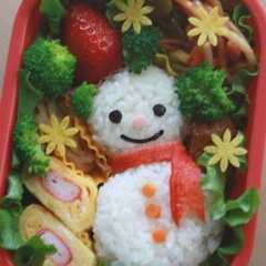 รูปของ キャラ弁 ✿ イチゴ帽子の雪だるま弁当
