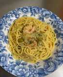 玉ねぎとオリーブを入れたエビパスタ