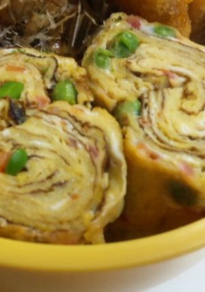 お弁当に♬彩り綺麗♡緑豆と紅生姜の卵焼き-レシピのメイン写真
