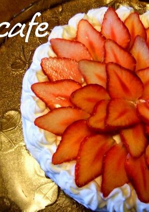 お花のような苺のデコレーションケーキ-レシピのメイン写真