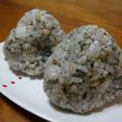 ばあちゃんの胡麻ふりかけでおにぎり