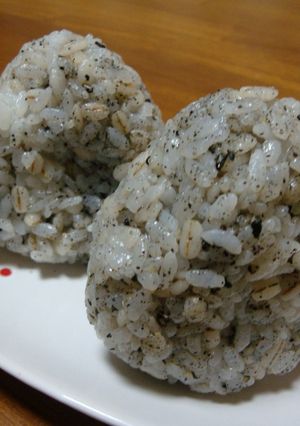 ばあちゃんの胡麻ふりかけでおにぎり-レシピのメイン写真
