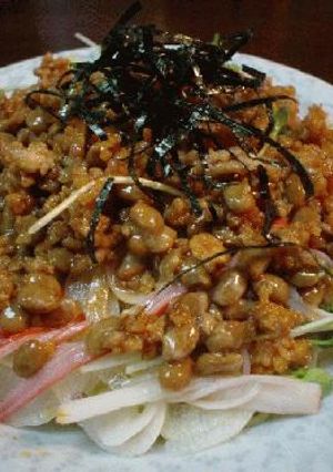 ピリ辛肉味噌がうまい!「冷やし納豆ラーメン」-レシピのメイン写真