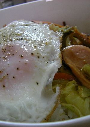 Ｂ級グルメ？ぎょにソーめだま丼！-レシピのメイン写真