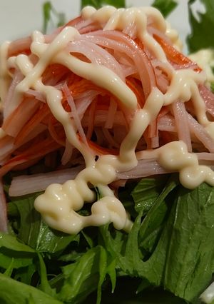 簡単！食材二つだけ、水菜とカニカマのサラダ-レシピのメイン写真