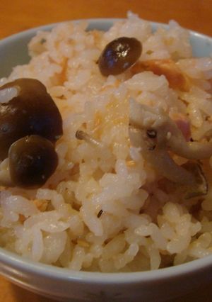 鮭フレークとシメジの炊き込みご飯-レシピのメイン写真