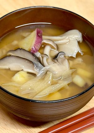 簡単☆さつま芋と舞茸しめじ椎茸の優しいお味噌汁-レシピのメイン写真