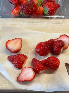 まな板を汚さず苺を切ろうね🍓-レシピのメイン写真