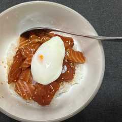 รูปของ 超簡単！サーモンユッケ丼🐟