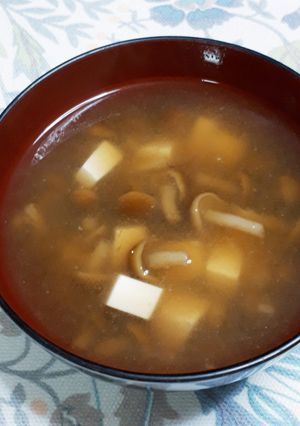 わが家の定番☆なめこと豆腐の味噌汁-レシピのメイン写真