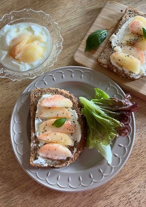 桃とクリームチーズのせ雑穀パン-レシピのメイン写真