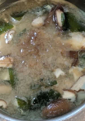 豆腐とわかめと椎茸のお味噌汁-レシピのメイン写真