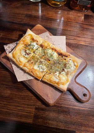 4種チーズとりんごのハニーピザパイ-レシピのメイン写真