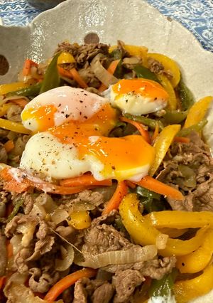 彩野菜と牛肉薄切り炒め温玉のせ-レシピのメイン写真