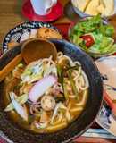ニラ、玉ネギ、ポークのカレーうどん