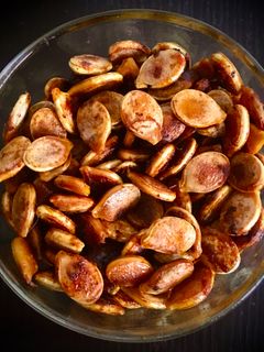 レンジde揚げ焼き風カボチャの種オツマミ-レシピのメイン写真