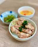 蒸し鶏もやしのピリ辛丼【ここから栄養士】