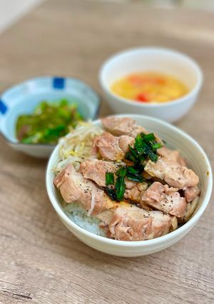 蒸し鶏もやしのピリ辛丼【ここから栄養士】-レシピのメイン写真