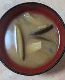 簡単★昼食「茄子とじゃがいものお味噌汁」