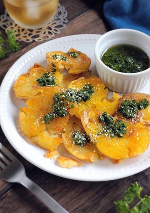 チミチュリソースで食べる♪スマッシュドポテト。-レシピのメイン写真