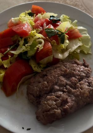 サルシッチャ焼きとレタスとトマトのサラダ-レシピのメイン写真
