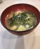 豆腐と鶏つくねとニラのお味噌汁