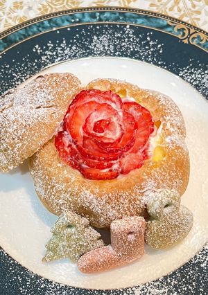 市販シューで苺ローズのクリスマススイーツ-レシピのメイン写真