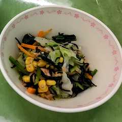 รูปของ ひじきと彩り野菜の和え物【柏市学校給食】