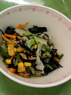 ひじきと彩り野菜の和え物【柏市学校給食】-レシピのメイン写真