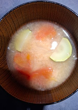 ズッキーニ、トマト、玉ねぎ入り味噌汁-レシピのメイン写真