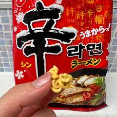รูปของ そのまま食べる辛ラーメン