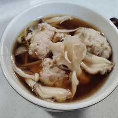 A picture of 鶏団子ときのこのお汁.