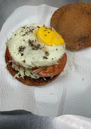 ゲーセンで取りすぎたカレーパンでバーガー-レシピのメイン写真