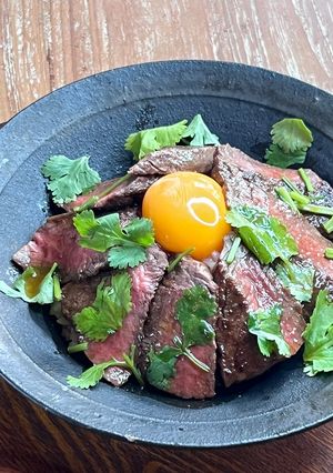 贅沢ミスジの極上ステーキ丼！パクチー添え-レシピのメイン写真