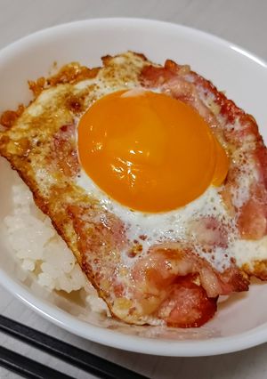 ベーコン目玉焼き丼　にんにく醤油仕立て-レシピのメイン写真