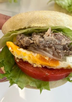 さば缶でトマトレタスのサバーガー　レモン-レシピのメイン写真